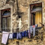 Stendino elettrico e deumidificatore in un confronto per combattere muffa e umidità nel bucato.