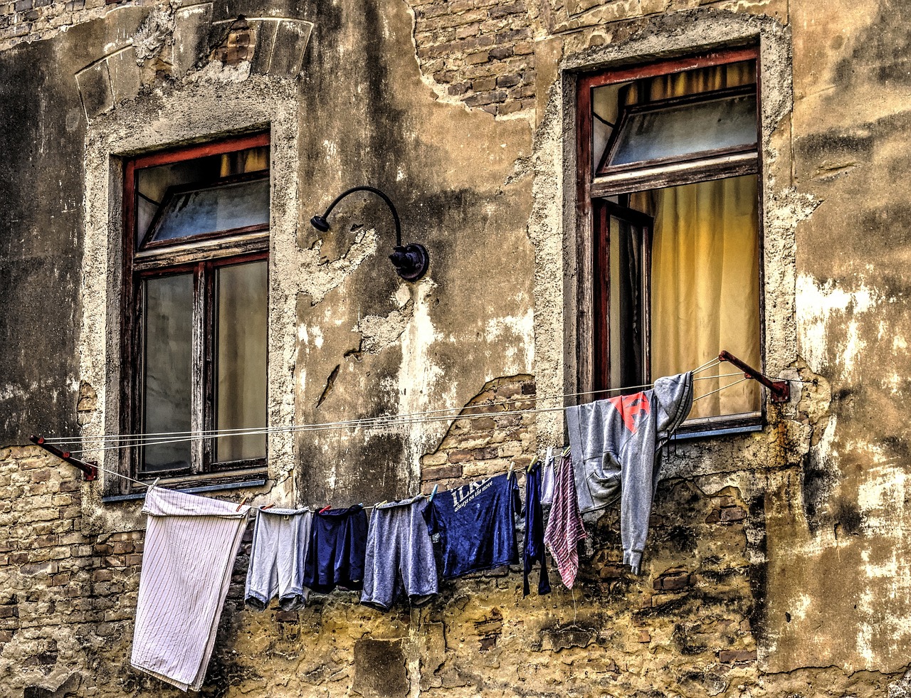 Stendino elettrico e deumidificatore in un confronto per combattere muffa e umidità nel bucato.